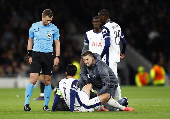 Soccer Football - Europa League - Tottenham Hotspur v Qarabag - Tottenham Hotspur Stadium, London, Britain - September 26, 2024 Tottenham Hotspur's Son Heung-min receives medical attention after sustaining an injury Action Images via Reuters/Peter Cziborra







<저작권자(c) 연합뉴스, 무단 전재-재배포, AI 학습 및 활용 금지>