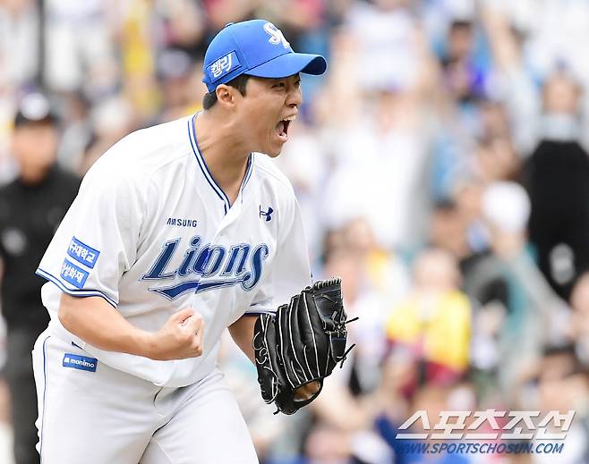 13일 대구 삼성라이온즈파크에서 열린 PO 1차전 삼성과 LG의 경기. 7회 2사 1, 2루. 오스틴을 삼진 처리하고 주먹을 쥐어보이는 삼성 김윤수. 대구=송정헌 기자songs@sportschosun.com/2024.10.13/