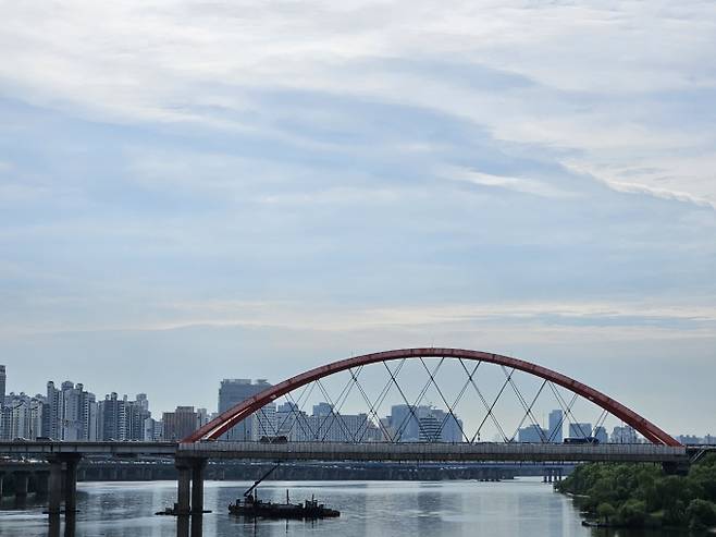 월요일인 내일(14일)은 전국이 대체로 흐리겠고, 오후부터 충청권과 남부지방, 제주도에, 밤부터 강원영동남부에 비가 내리는 곳이 있겠다. 서울, 오늘날씨, 내일날씨, 주간날씨 ©bnt뉴스