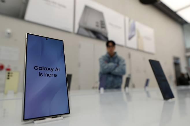 서울 강남구 삼성 강남 스토어에 진열된 갤럭시 S24 시리즈/뉴스1