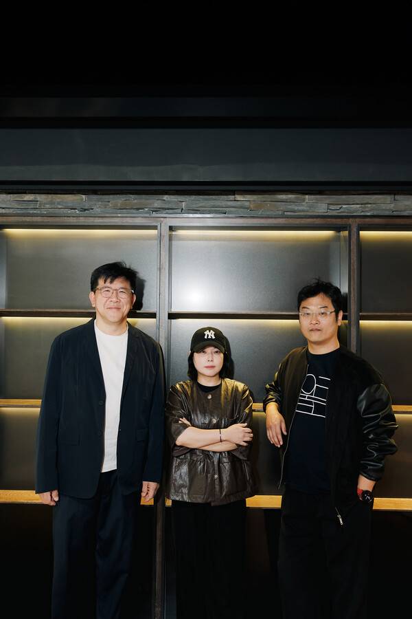 다큐멘터리 ‘케이팝 제너레이션’을 제작한 패치웍스 정형진 대표(왼쪽부터), 마마의 윤신혜 총괄프로듀서(CP), 차우진 대중음악평론가가 지난 4일 서울 마포구 씨제이이엔엠 사옥에서 만나 케이팝 시상식과 관련한 대담을 나눴다. 씨제이이엔엠 제공