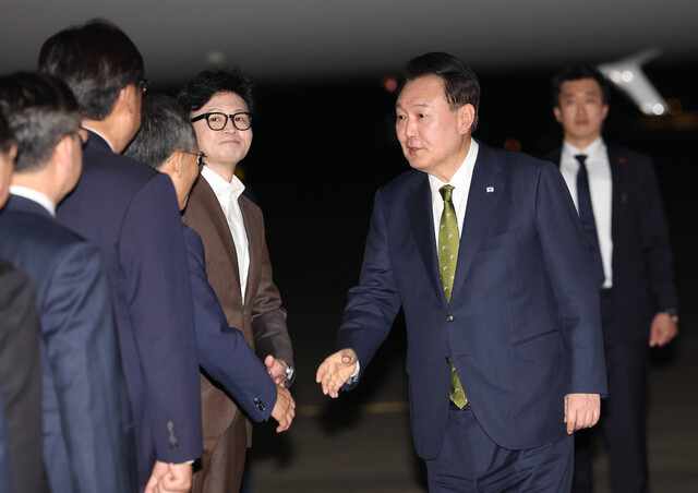 윤석열 대통령이 지난 11일 경기 성남 서울공항에서 필리핀·싱가포르 국빈방문과 라오스 동남아시아국가연합(아세안) 정상회의를 마치고 귀국하며 국민의힘 한동훈 대표, 추경호 원내대표 등과 인사하고 있다. 연합뉴스