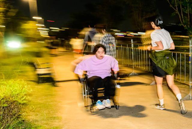 용산청년지음의 '배리어프리 러닝'이 진행되는 4일 서울 용산구 이촌한강공원 일대에서 휠체어 러닝 크루 회원들이 활동하고 있는 가운데 옆으로 비장애인 러너들이 지나가고 있다. 최주연 기자