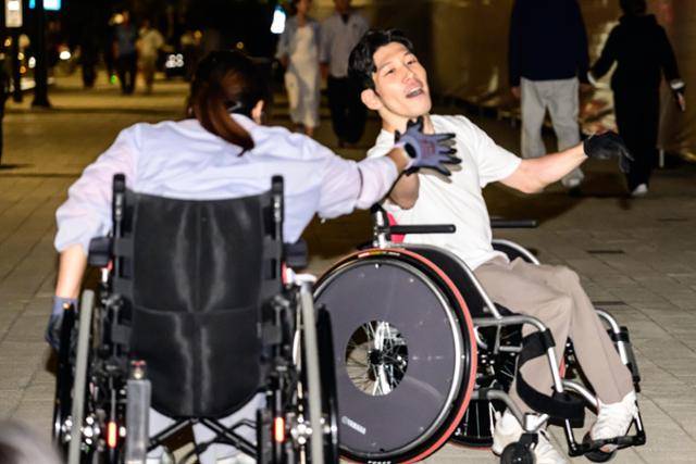 결승선에 먼저 도착한 박미리씨가 자신보다 늦게 들어온 이도일씨와 하이파이브를 하고 있다. 최주연 기자