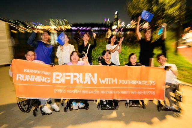 용산청년지음의 사이드프로젝트 지원사업인 지음실험실 '배리어프리 러닝'이 진행되는 4일 서울 용산구 이촌한강공원 일대에서 휠체어 러닝 크루 회원들이 러닝 후 기념사진을 촬영하고 있다. 최주연 기자