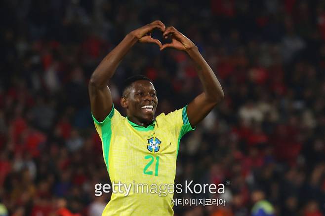 브라질 엔히키가 11일 칠레 산티아고의 칠레 국립 경기장에서 열린 2026 FIFA 북중미 월드컵 남미 예선 9차전서 역전 골을 넣고 환호하고 있다. 사진=게티이미지