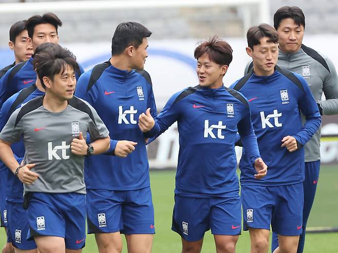 <yonhap photo-3140=""> 이라크전 앞두고 훈련하는 축구 국가대표팀 선수들 (용인=연합뉴스) 홍기원 기자 = 2026 국제축구연맹(FIFA) 북중미 월드컵 아시아지역 3차 예선 이라크전을 앞둔 축구 국가대표팀 선수들이 13일 오후 경기도 용인미르스타디움에서 훈련하고 있다. 2024.10.13 xanadu@yna.co.kr/2024-10-13 16:28:26/ <저작권자 ⓒ 1980-2024 ㈜연합뉴스. 무단 전재 재배포 금지, AI 학습 및 활용 금지></yonhap>