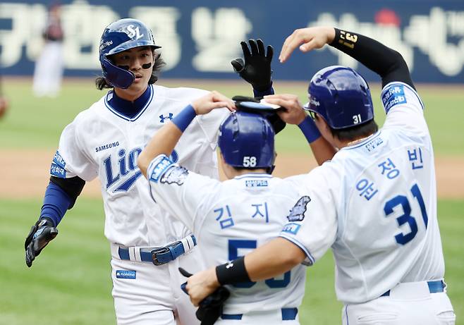 <yonhap photo-2880="">(대구=연합뉴스) 윤동진 기자 = 13일 대구삼성라이온즈파크 2024 KBO 포스트시즌 플레이오프 1차전 LG 트윈스 대 삼성 라이온즈 경기. 3회 말 무사 1,3루 때 삼성 구자욱이 3점 홈런을 친 후 홈 베이스를 밟고 있다. 2024.10.13 mon@yna.co.kr/2024-10-13 14:58:38/ <저작권자 ⓒ 1980-2024 ㈜연합뉴스. 무단 전재 재배포 금지, AI 학습 및 활용 금지></yonhap>