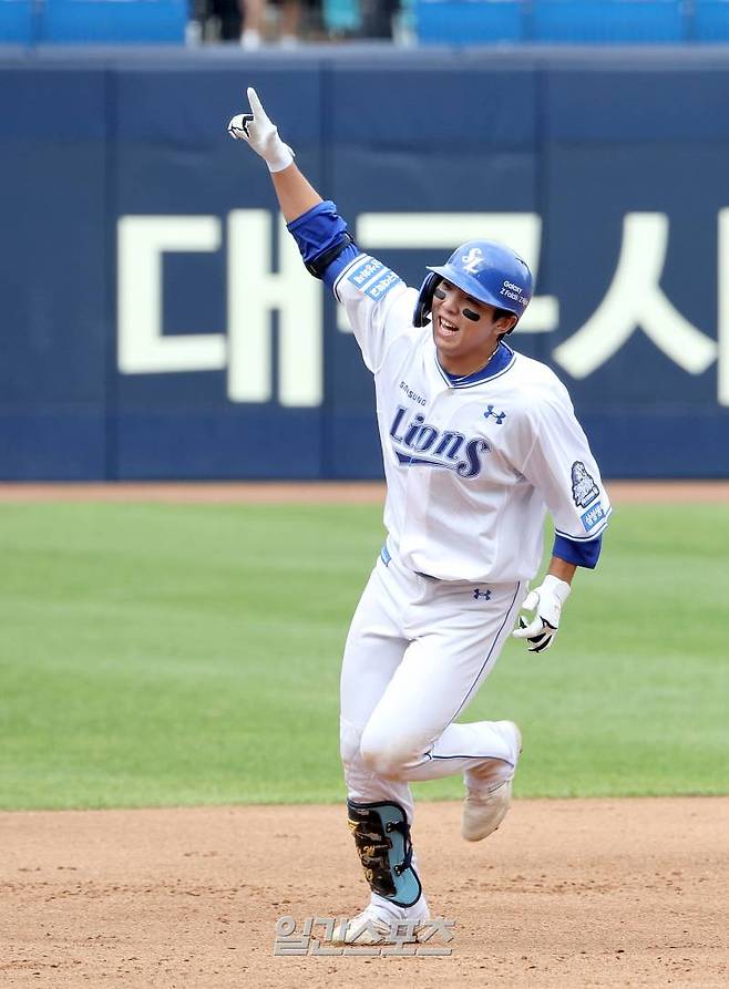 2024 프로야구 KBO 포스트시즌 삼성라이온즈와 LG트윈스의 플레이오프(PO) 1차전 경기가 13일 오후 대구삼성라이온즈파크에서 열렸다. 4회말 무사 김영웅이 솔로홈런을 치고 베이스를 돌고 있다. 대구=김민규 기자 mgkim1@edaily.co.kr /2024.10.13/