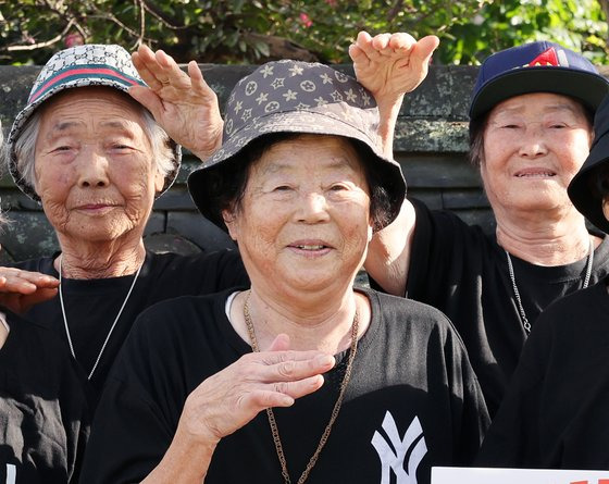 이른바 '할매래퍼'로 불리는 8인조 래퍼 그룹 '수니와칠공주' 멤버 서무석 할머니가 멤버들과 함께 기념촬영하고 있다. 사진 칠곡군