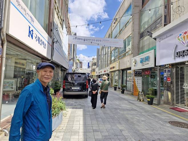 ▲카메라와 함께 50년 세월을 보낸 충장로 4가 거리를 둘러보는 송원봉 씨