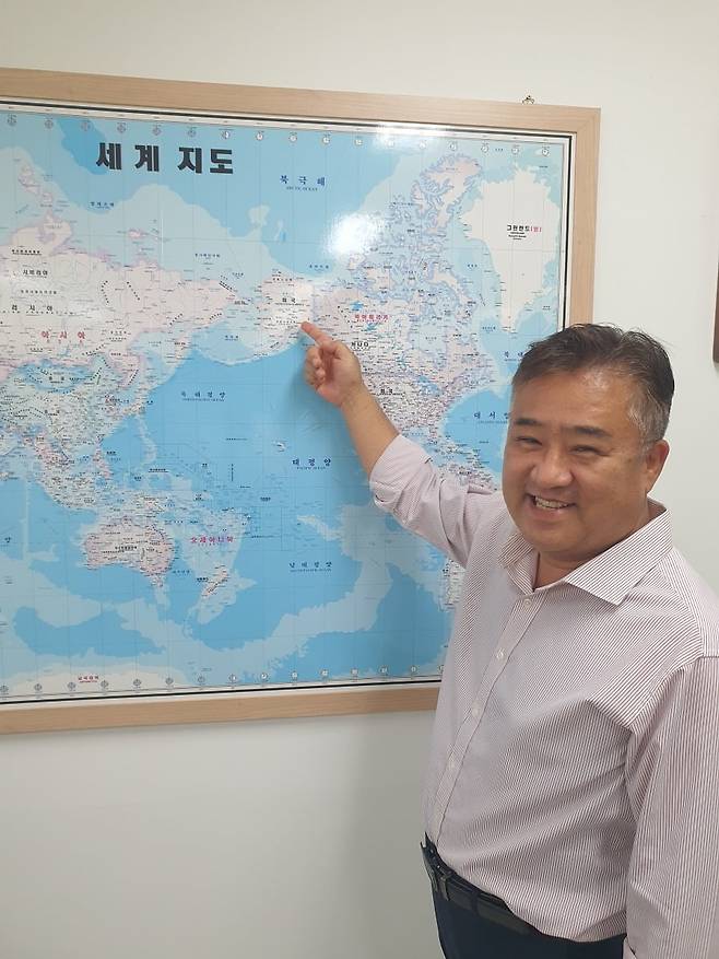 허덕재 본부장이 세계 지도를 보며 글로벌 사업 현황을 설명하고 있다. 수원=윤현주 기자