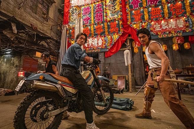 정 바오루이 감독의 <구룡성채: 무법지대>는 간결하고 속도감 넘치는 액션이 눈을 사로잡는다. 콘텐츠판다 제공