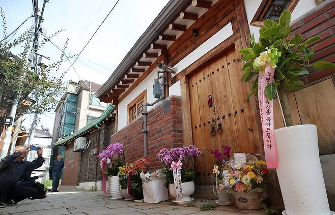 Fans of Korean novelist Han Kang continue to send flowers over the weekend to the writer's home in Jongno District, central Seoul, to congratulate her on winning the Nobel Prize in Literature on Thursday. [NEWS1]