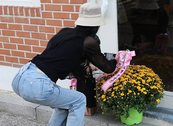 Flowers line the exterior of Han Kang's independent bookstore in Jongno District, central Seoul, as fans continue to send them in to congratulate the novelist on winning the Nobel Prize in Literature. [YONHAP]