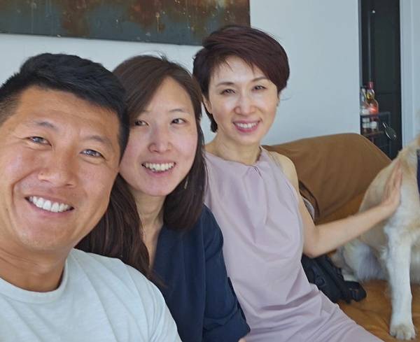 노소영(오른쪽) 아트센터 나비 관장의 소셜네트워크서비스(SNS)에 올라온 최민정(가운데)씨와 케빈 황(왼쪽)씨의 모습. 노소영 아트센터 나비 관장 인스타그램 캡처