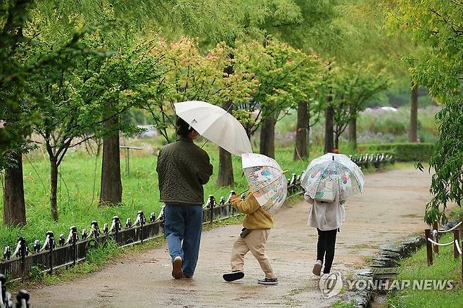 대전 서구 한밭수목원에서 산책을 즐기는 시민들 / 사진=연합뉴스