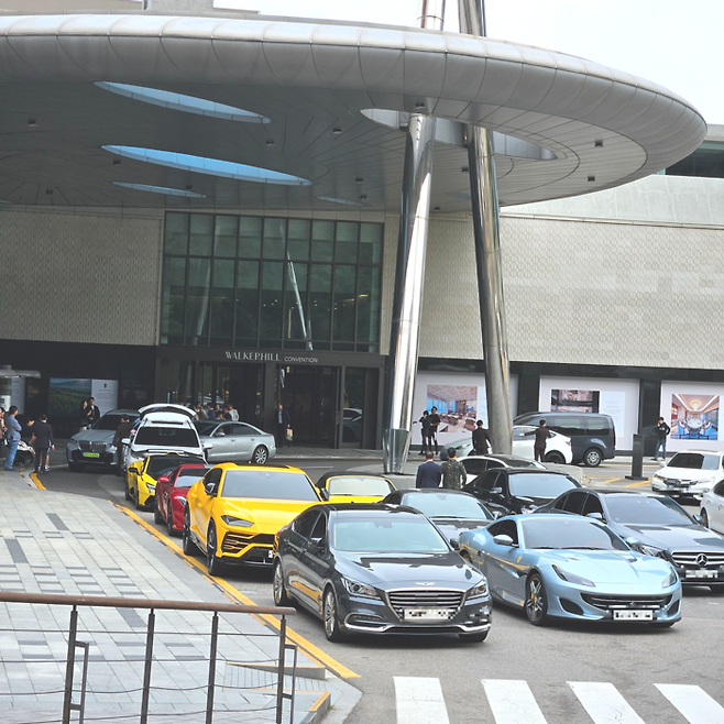 13일 오후 서울 광진구에 위치한 워커힐 호텔 앞에 주차돼 있는 슈퍼카들의 모습. 이날 오후 1시 그랜드워커힐호텔 비스타홀에서는 최태원 SK그룹 회장과 노소영 아트센터 나비 관장의 차녀 민정씨가 중국계 미국 사업가인 케빈 황씨와 결혼식을 올렸다. [사진 = 이가람 매경닷컴 기자]