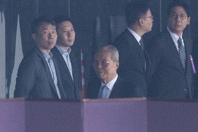 김종인 전 국민의힘 비대위원장이 13일 오후 서울 광진구 그랜드워커힐호텔 비스타홀에서 열리는 최태원 SK그룹 회장과 노소영 아트센터 나비 관장의 차녀 민정씨 결혼식에 참석하고 있다. [사진출처 = 연합뉴스]