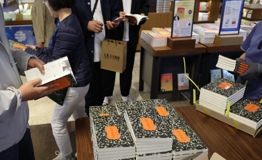 한강 인기 주말인 13일 서울 종로구 교보문고 광화문점에서 시민들이 노벨문학상 수상자인 한강 작가의 책을 구매하고 있다.