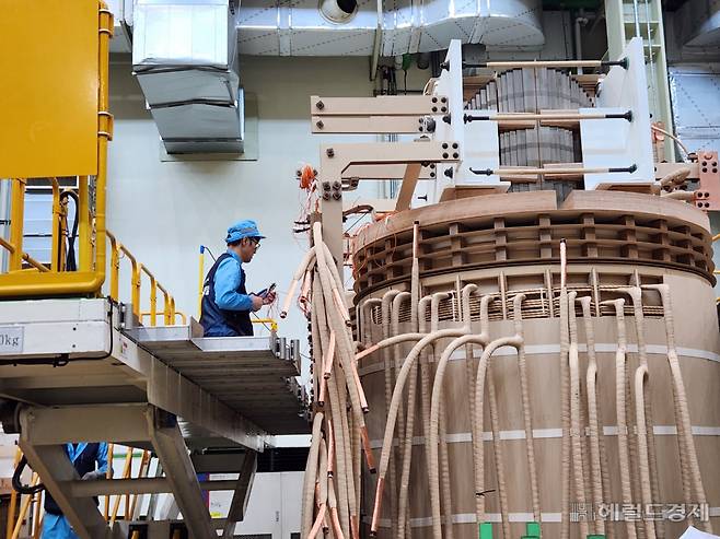 10일 LS일렉트릭 부산사업장 초고압 변압기 생산동에서 제조팀 작업자가 권선과 코어구조물을 조립하는 본체 작업을 하고 있다. 정윤희 기자