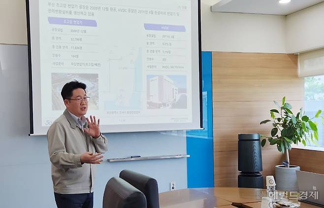 이승욱 LS일렉트릭 부산사업장 공장장이 10일 사업 현황에 대해 설명하고 있다. 정윤희 기자