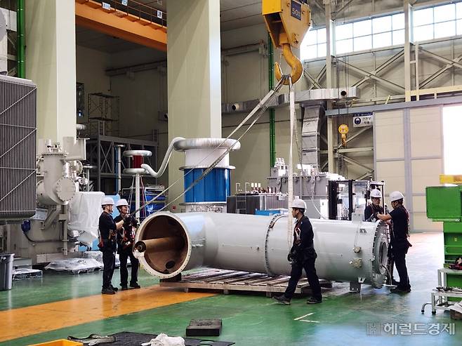 10일 LS일렉트릭 부산사업장 초고압 변압기 생산동에서 작업자들이 변압기와 부품을 이어주는 파이프라인을 해체하고 있다. 정윤희 기자