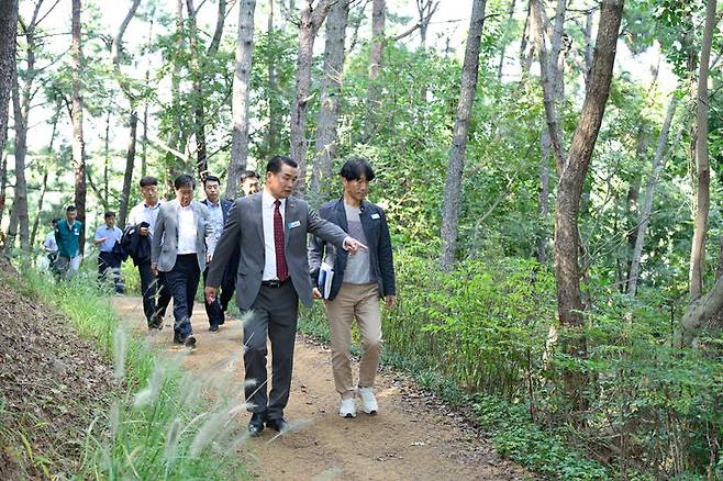 [거제=뉴시스] 신정철 기자= 거제시는 오는 14일 경남도 예산결산특별위원회 현지 방문을 앞두고 하청면 칠천도 씨릉섬 현장점검을 실시했다. 사진은 박종우 거제시장이 지난 11일 관련부서장 등 직원 20여 명과 함께 하청면 칠천도 씨릉섬을 방문하여 해안산책로를 살피고 있다.(사진=거제시 제공).2024.10.13. photo@newsis.com *재판매 및 DB 금지