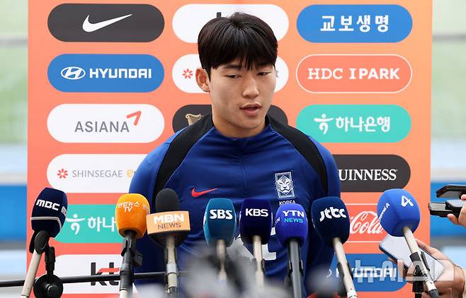 [용인=뉴시스] 홍효식 기자 = 대한민국 축구 국가대표팀 배준호가 13일 경기도 용인 미르스타디움에서 훈련 전 인터뷰하고 있다.대표팀은 15일 오후 8시 용인미르스타디움에서 이라크와 2016 북중미 월드컵 아시아지역 3차 예선 4차전 홈 경기를 치른다. 2024.10.13. yesphoto@newsis.com