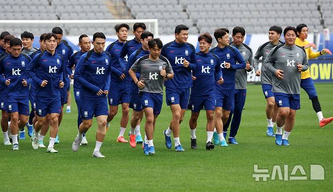 [용인=뉴시스] 홍효식 기자 = 대한민국 축구 국가대표팀 선수들이 13일 경기도 용인미르스타디움에서 훈련하고 있다.대표팀은 15일 오후 8시 용인미르스타디움에서 이라크와 2016 북중미 월드컵 아시아지역 3차 예선 4차전 홈 경기를 치른다. 2024.10.13. yesphoto@newsis.com