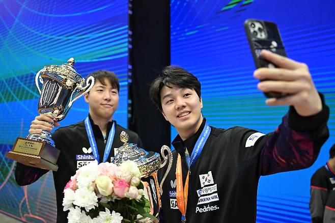 임종훈(왼쪽)-안재현이 13일(한국 시각) 카자흐스탄 아스타나에서 열린 2024 아시아탁구선수권대회 남자 복식 금메달을 따낸 뒤 기념 촬영을 하고 있다. 대한탁구협회