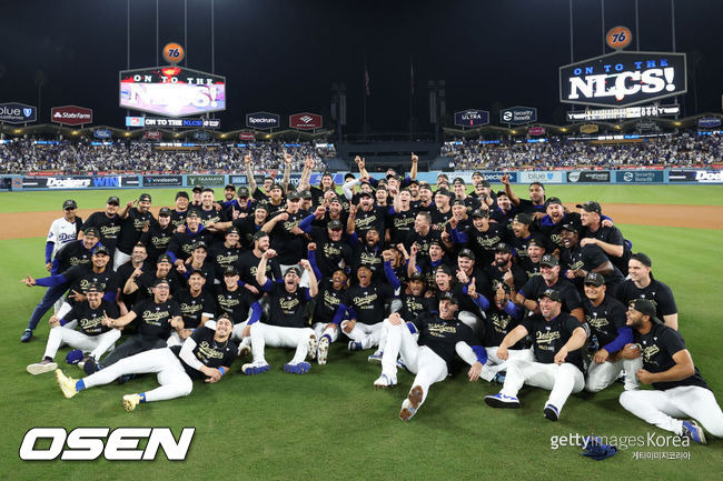 [사진] LA 다저스 선수들이 NLCS 진출 확정 후 단체 사진을 찍고 있다. ⓒGettyimages(무단전재 및 재배포 금지)