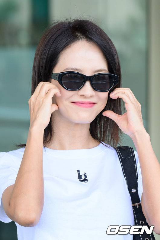 [OSEN=인천공항, 이대선 기자] 배우 송지효가 25일 해외 일정을 위해 인천국제공항을 통해 인도네시아로 출국했다.송지효가 출국장으로 이동하며 팬과 취재진을 향해 인사를 하고 있다. 2023.05.25 /sunday@osen.co.kr