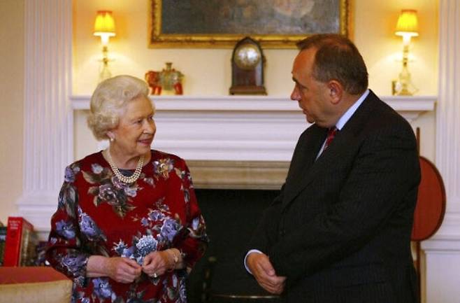 2007년 5월 당시 스코틀랜드 자치정부 수반이던 알렉스 새먼드(오른쪽)가&nbsp;엘리자베스 2세 영국 여왕과 대화하고 있다. AP연합뉴스