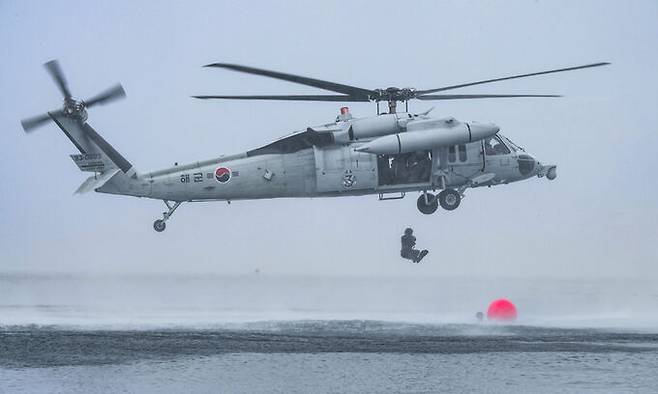 해군 UH-60 헬기가 해상에서 항공구조훈련을 실시하고 있다. 세계일보 자료사진