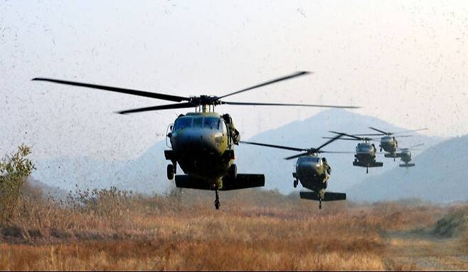 육군 UH-60 헬기들이 지상으로 하강하고 있다. 세계일보 자료사진