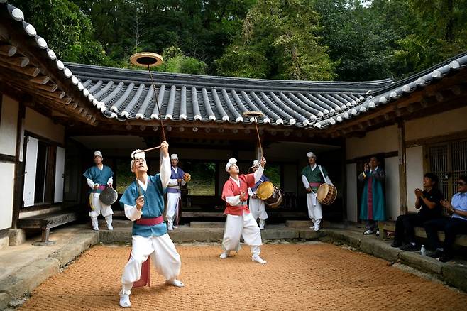 천안시립흥타령풍물단 ‘석오낙락’ 공연.