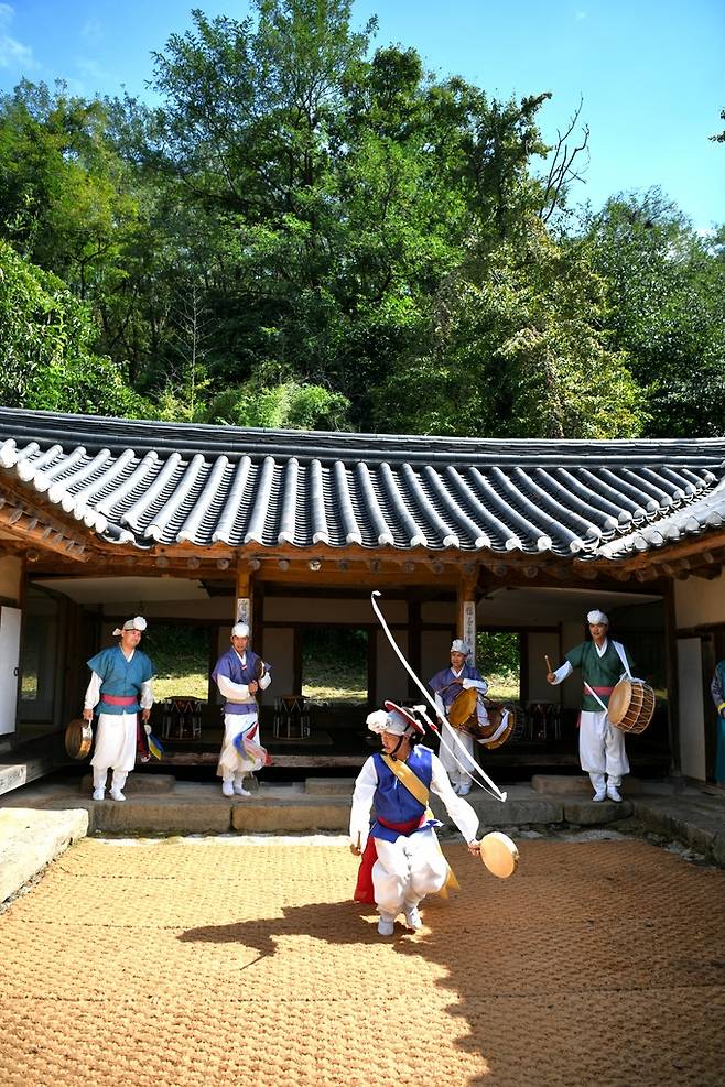 천안시립흥타령풍물단 ‘석오낙락’ 공연.