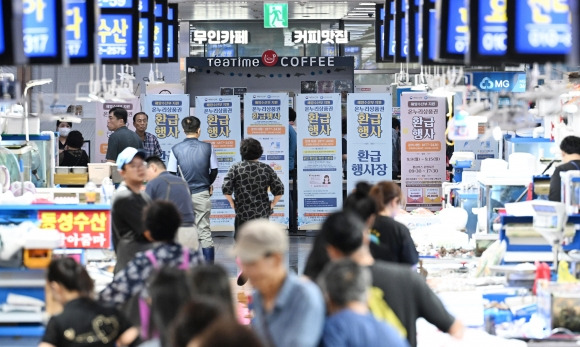 ‘추석맞이 전통시장 온누리상품권 환급행사’가 시작된 9일 오후 서울 동작구 노량진 수산시장에서 온누리상품권으로 환급받으려는 사람들이 줄을 서고 있다.  도준석 전문기자