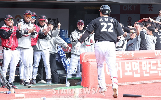 염경엽(왼쪽) LG 감독과 선수들. /사진=김진경 대기자