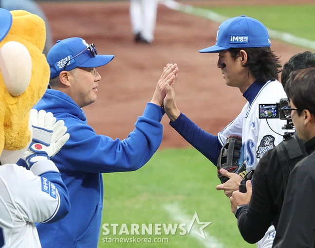 '2024 KBO 포스트시즌 플레이오프 1차전' 삼성-LG전이13일 대구 삼성라이온즈파크에서 열렸다. 삼성 구자욱(오른쪽)이 승리 후 박진만 삼성 감독과 하이파이브를 하고 있다. /사진=김진경 대기자