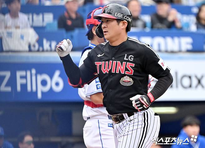 13일 오후 대구삼성라이온즈파크에서 열린 '2024 신한 SOL Bank KBO 포스트시즌' LG 트윈스와 삼성 라이온즈의 플레이오프 1차전 경기, 4회초 2사 LG 오지환이 솔로 홈런을 날린 후 그라운드를 돌고 있다. 대구, 김한준 기자