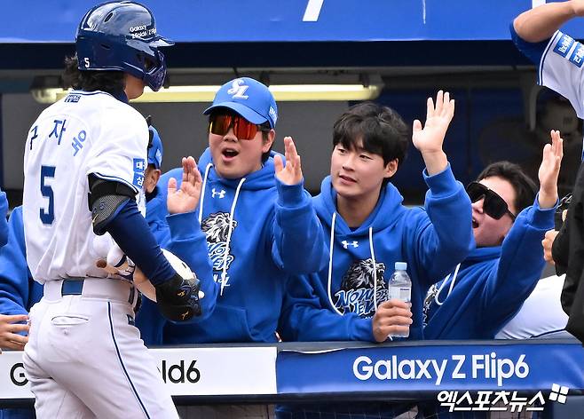 13일 오후 대구삼성라이온즈파크에서 열린 '2024 신한 SOL Bank KBO 포스트시즌' LG 트윈스와 삼성 라이온즈의 플레이오프 1차전 경기, 3회말 무사 1,3루 삼성 구자욱이 스리런 홈런을 날린 후 더그아웃에서 하이파이브를 하고 있다. 대구, 김한준 기자