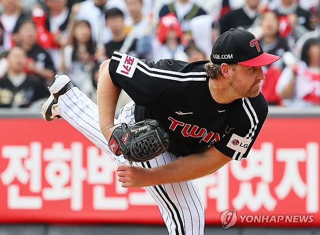 역투하는 엔스 (수원=연합뉴스) 한종찬 기자 = 9일 수원 KT위즈파크에서 열린 2024 프로야구 신한 SOL뱅크 KBO 포스트시즌 준플레이오프 4차전 LG 트윈스와 kt wiz의 경기. LG 선발 엔스가 역투하고 있다. 2024.10.9 saba@yna.co.kr