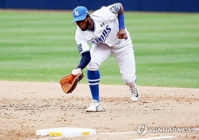 치명적인 실책하는 디아즈 (대구=연합뉴스) 윤동진 기자 = 13일 대구삼성라이온즈파크 2024 KBO 포스트시즌 플레이오프 1차전 LG 트윈스 대 삼성 라이온즈 경기. 7회 초 2사 만루 LG홍창기 타석 때 삼성 디아즈가 실책을 하고 있다. 2024.10.13 mon@yna.co.kr