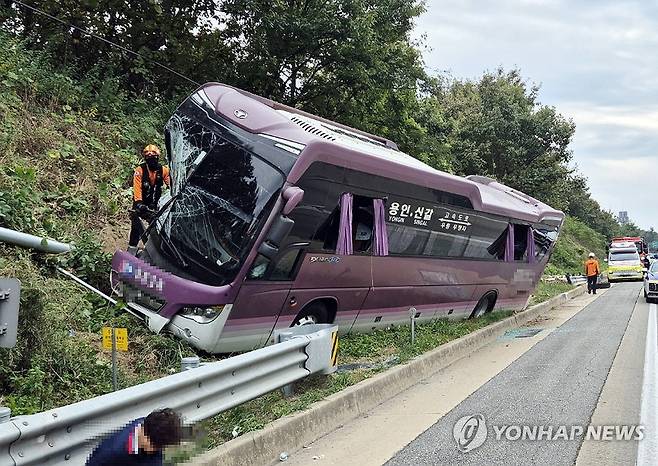 천안논산고속도로 고속버스 사고 (공주=연합뉴스) 13일 오후 2시57분께 충남 공주 검상동 천안논산고속도로 천안 방향 236km 지점에서 달리던 고속버스가 가드레일을 들이받아 버스 기사, 승객 등 모두 5명이 다쳐 병원으로 이송됐다. 2024.10.13 [충남 공주소방서 제공. 재판매 및 DB 금지] coolee@yna.co.kr