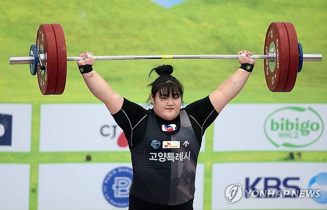 박혜정 전국체전 역도 87㎏+급 출전 (경남 고성=연합뉴스) 김동민 기자 = 13일 경남 고성군 역도경기장에서 열린 제105회 전국체육대회 역도 여자 87㎏+급에서 박혜정(고양시청)이 집중하고 있다. 2024.10.13 image@yna.co.kr