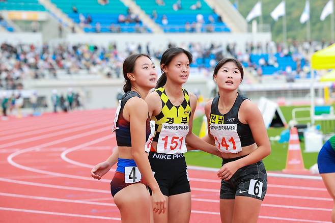 이은빈(왼쪽) 전국체전 육상 여자 고등부 100ｍ 우승 [대한육상연맹 제공. 재판매 및 DB제공]