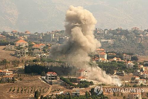 이스라엘군 공습으로 연기 피어오르는 레바논 남부 키암 마을 [AFP=연합뉴스]