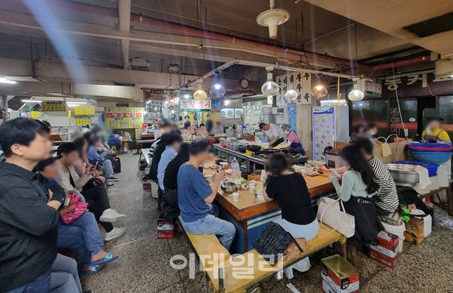 20~30대 젊은 손님이 절반 정도로 주를 이뤘다. 중국인과 일본인 손님들도 만날 수 있었다. (사진=한전진 기자)